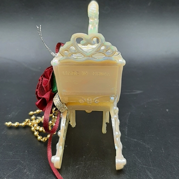 Vintage Plastic Iridescent White Glittery Christmas Sleigh Ornaments Lot of 6 - Picture 5 of 7